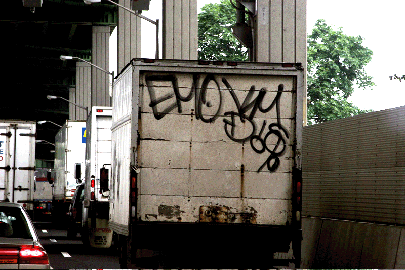 GRAFFITI:  EMO · KM DIS