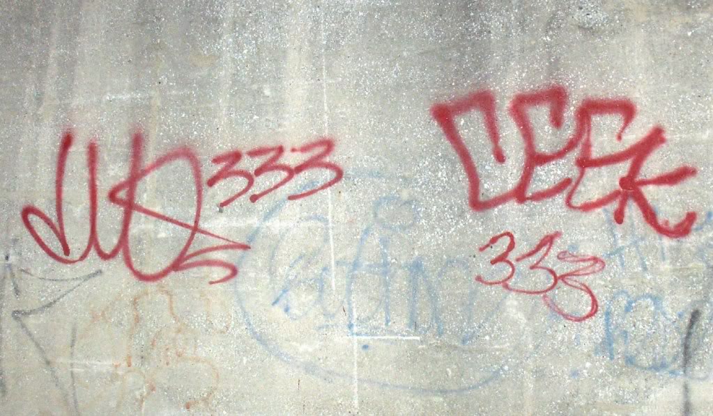 STREET GRAFFITI:  DIO 333 · CEEK 333